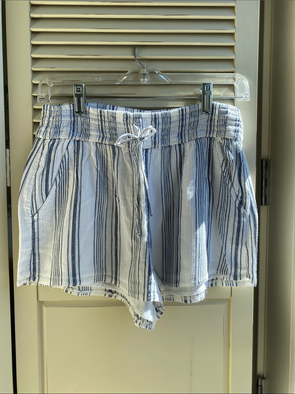 Abercrombie & Fitch Blue and White Striped Elastic-Waist Women’s Shorts size s